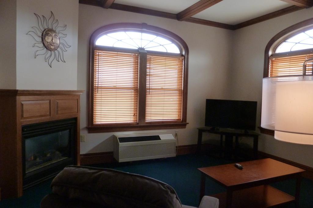 Inn At Mountainview Greensburg Room photo